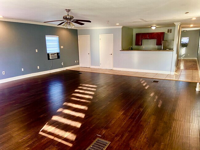 2135 Mirabeau Ave unit HUGE 1BDR ALL UTILIT, New Orleans, LA 70122 - photo 5