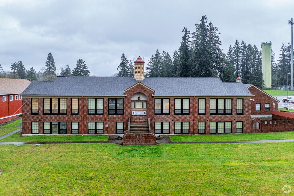 Roy Elementary School is a smaller school with more student attention with ratios of 12 to 1.