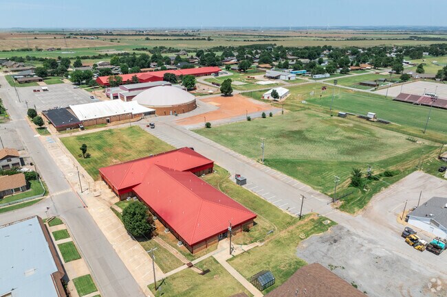 Hinton Middle School is located on a campus with the elementary and high school.