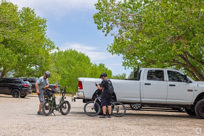 Los Griegos is close to the Rio Grande Nature Center and wilderness recreation activities.