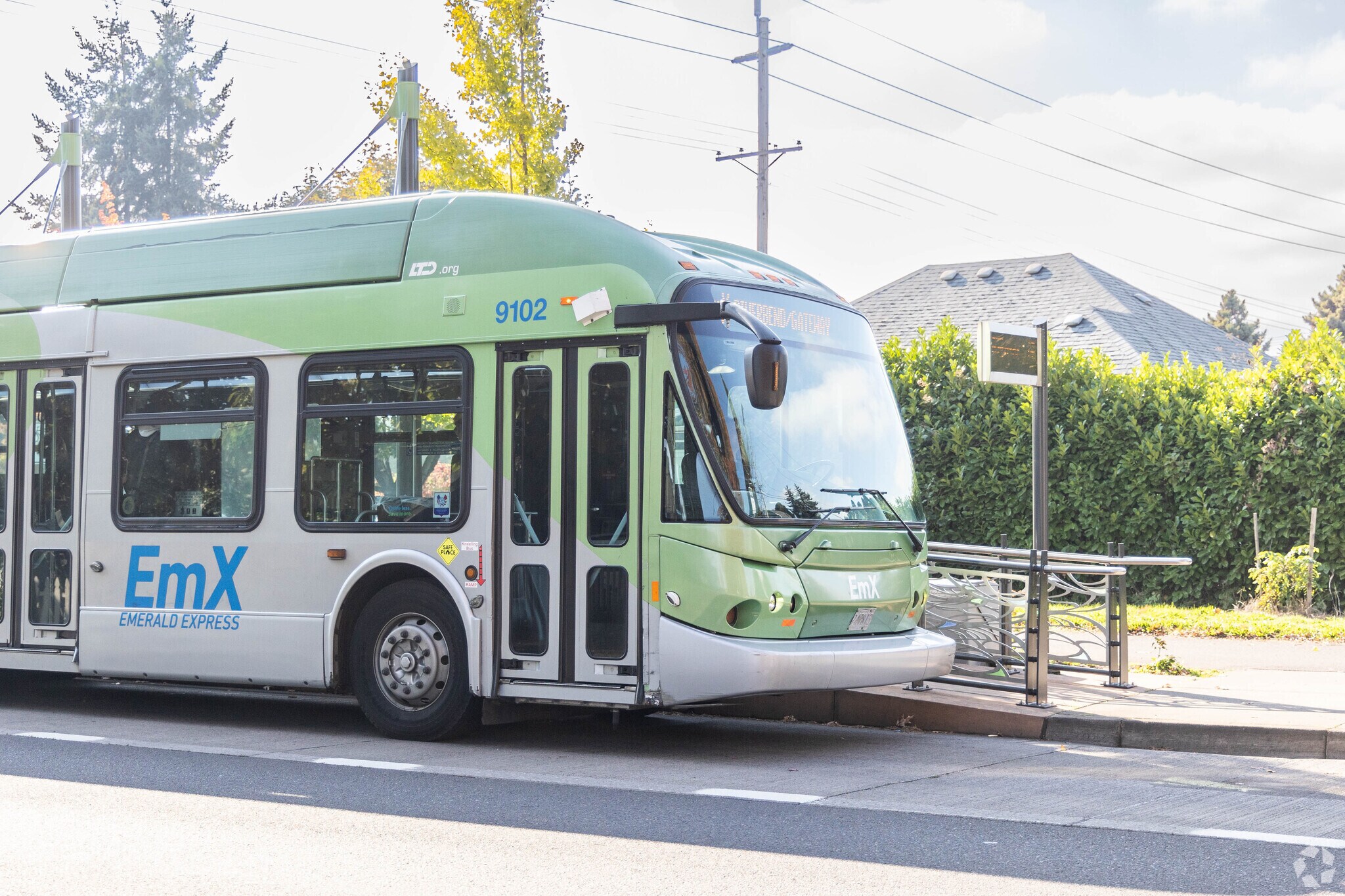 There are a couple of bus stops that have service to Eugene in Creswell for people.