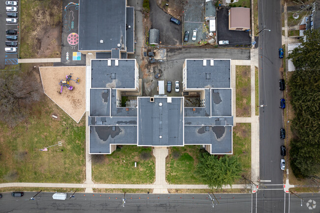 Evergreen Elementary School, Plainfield, NJ, received a C- overall Niche grade.