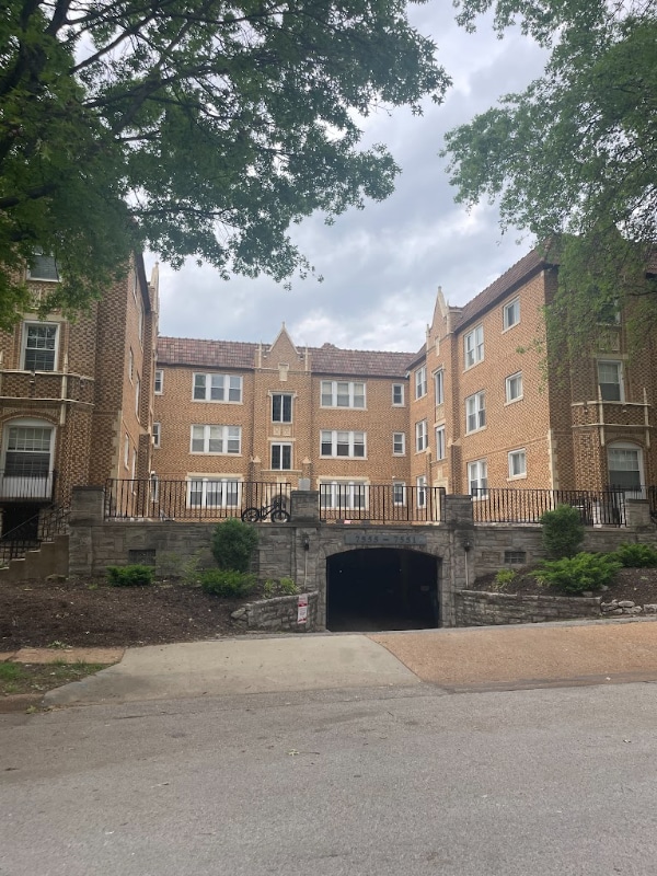 7553 Byron Place Unit 2W, Clayton, MO 63105