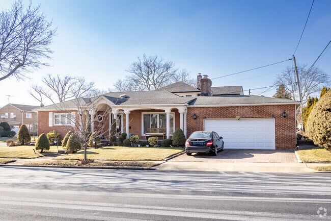 Ranch style homes are common in North New Hyde Park.