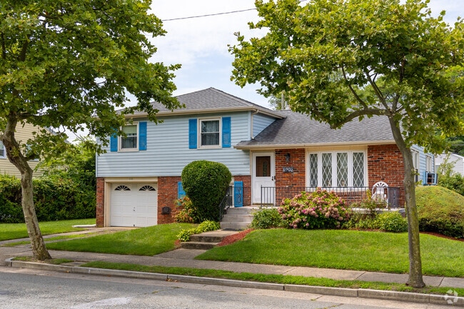 Those lucky enough for a yard in Westside often have great landscaping to accent their homes.
