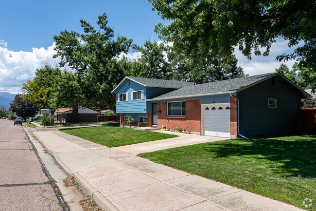Split-level ranch homes are common in Venetian Village.