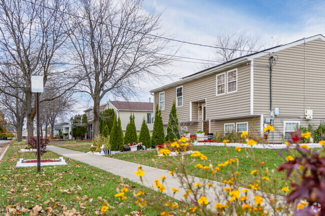 Pine Trail Estates homes feature spacious lawns with flowers.