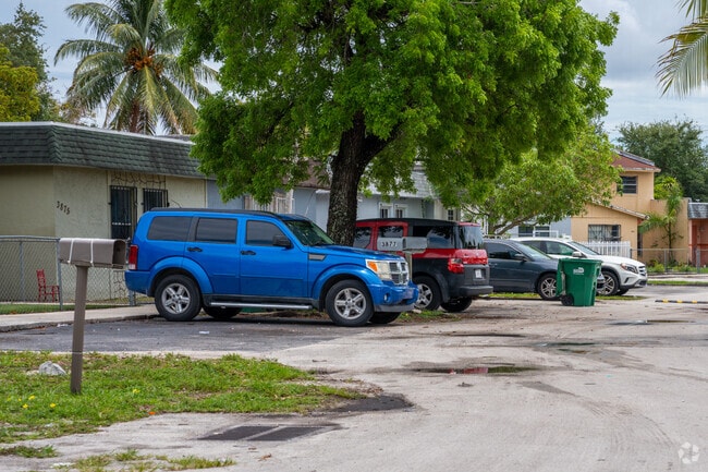 Some townhome communities come with ample street parking in Vista Verde.