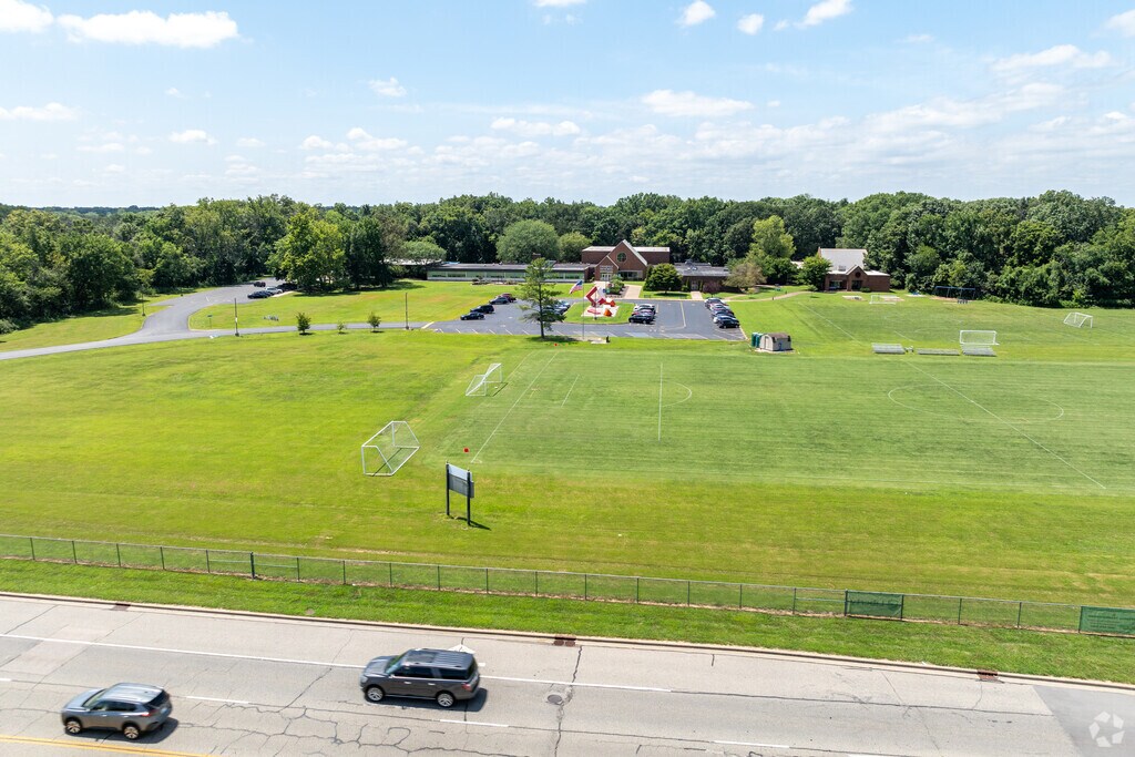 The student population of Evansville Day School is 253.