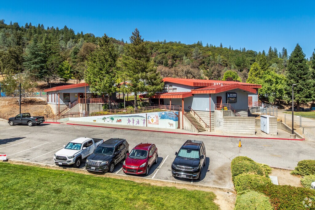 Alta Sierra Elementary School is a highly rated school in the area.