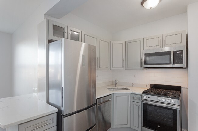 1521 W Sherwin Ave unit 409, Chicago, IL 60626 - photo 3