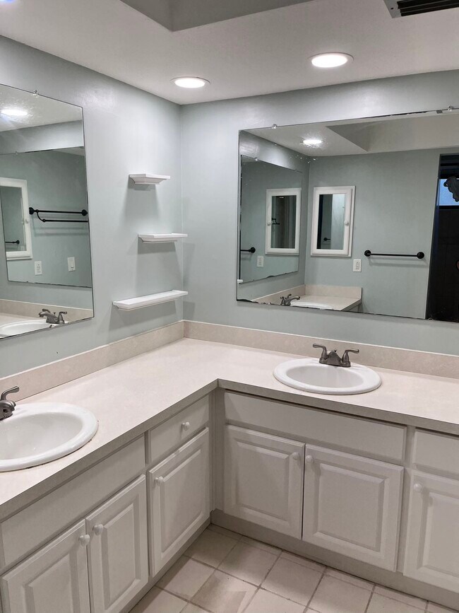 835 Winding Oaks Dr Unit Shared yard Apt, Palm Harbor, FL 34683