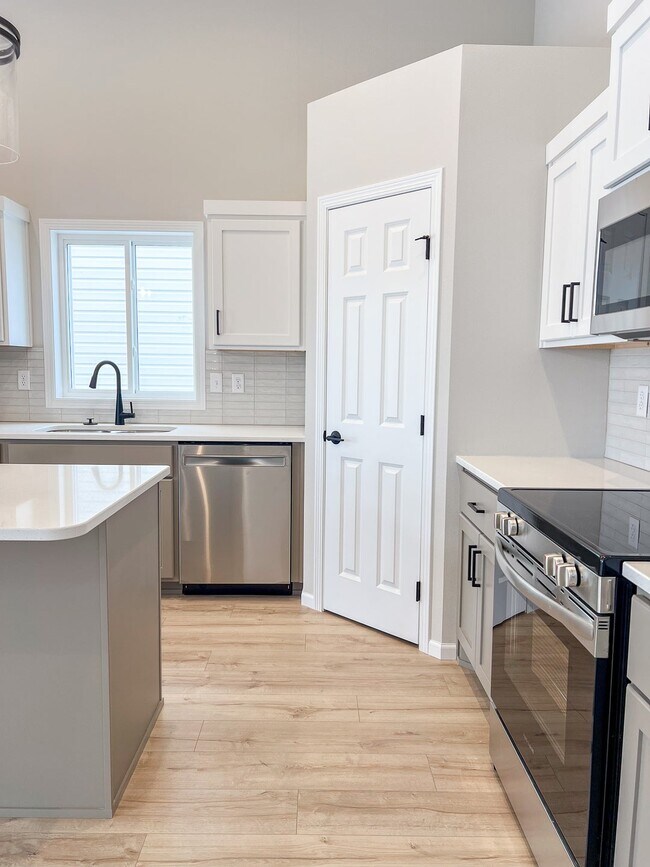 6722 Meadow View Dr S, Fargo, ND 58104 - photo 5