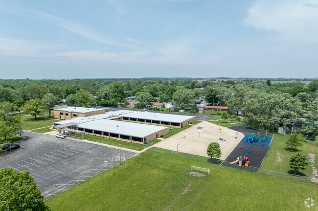 Eastlawn Elementary School  serves grades K-5.