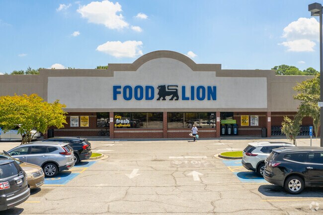 The main grocery hub of Oakhurst is the neighborhood Food Lion.