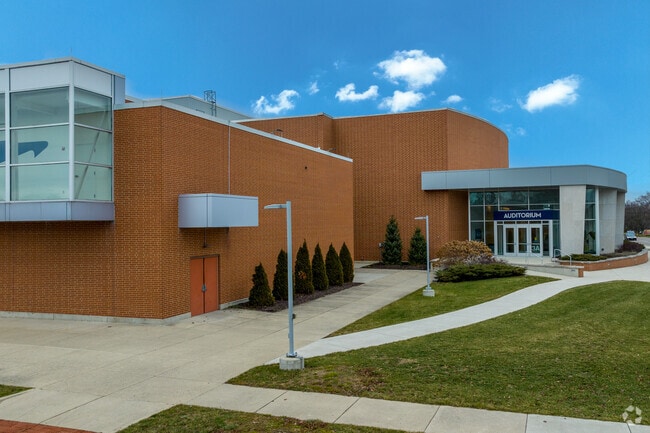 Kettering Fairmont High School has a student to teacher ratio of 18 to 1.