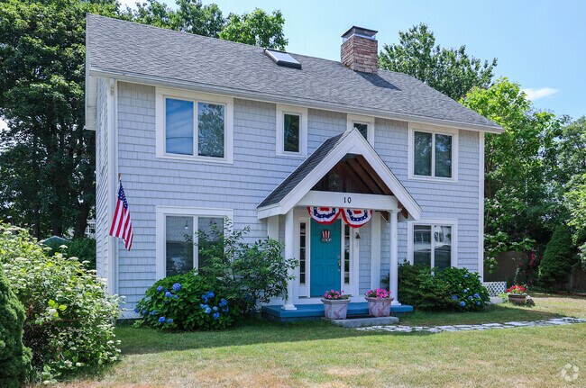 Colonial Revival homes can be found throughout Rye, showcasing classic architectural details like symmetrical facades, gabled roofs, and timeless New England charm.