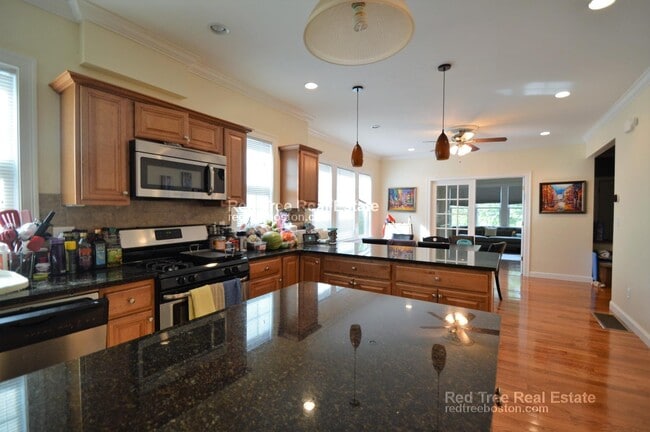 222 Winchester St unit 2, Brookline, MA 02446 - photo 2