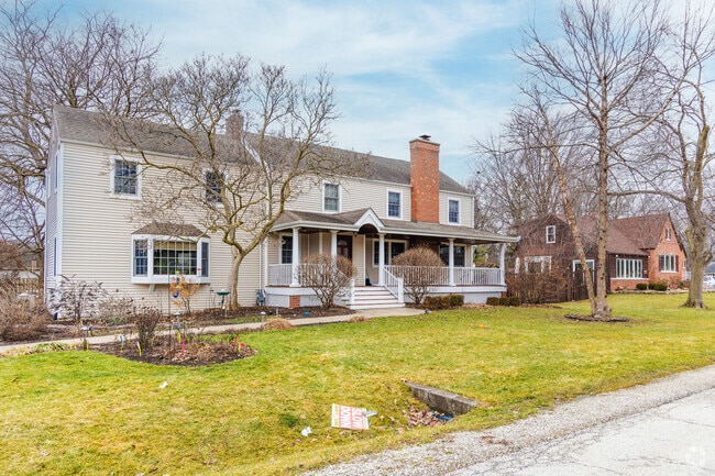 Medium-sized to larger homes line the streets of Palos Park.