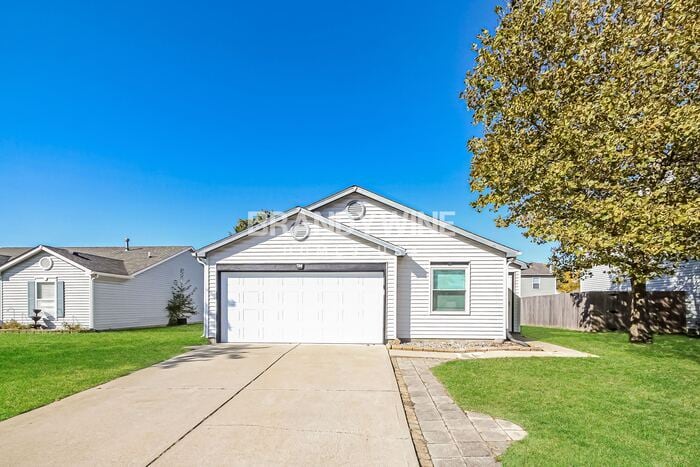 944 Streamside Dr, Greenfield, IN 46140 - photo 1