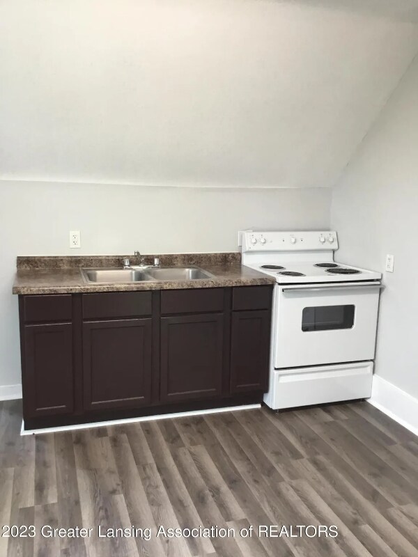 1037 E Oakland Ave unit 2, Lansing, MI 48906 - photo 5