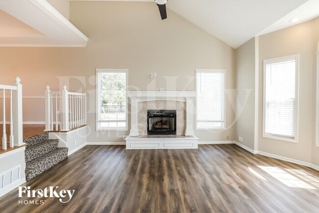 2300 SW Stone Bridge Ct, Lees Summit, MO 64082 - photo 2