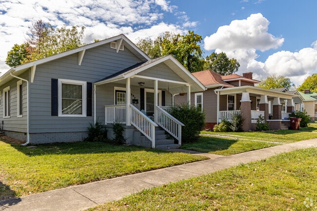 Craftsman and small Cottage style homes line the streets of Mountain Home.