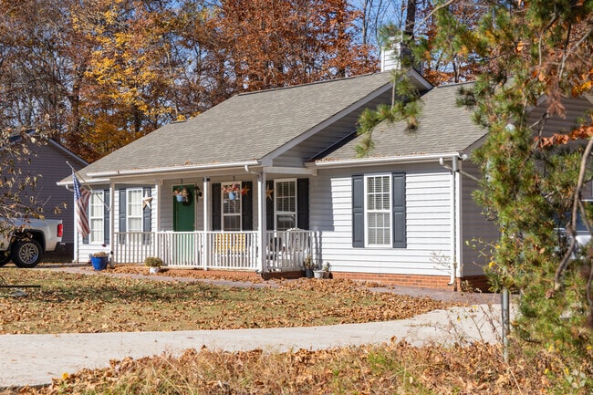 Ranch style homes with a paved driveways can be found in Spicewood.