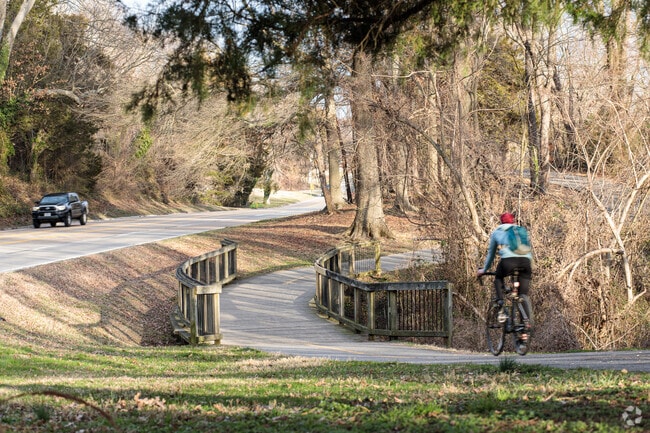 Avid bicyclists can commute to DC on the Mount Vernon Trail.