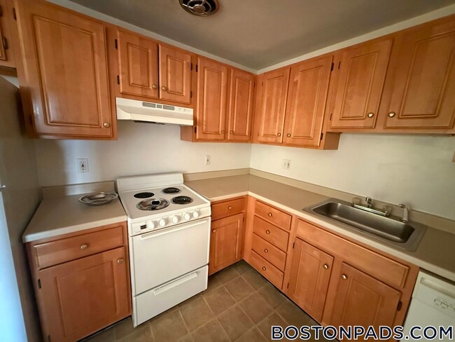 8 Riverside St unit 3-2, Watertown, MA 02472 - photo 2