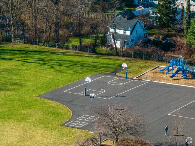 Students can enjoy the basketball and foursquare courts at Jefferson Elementary School.