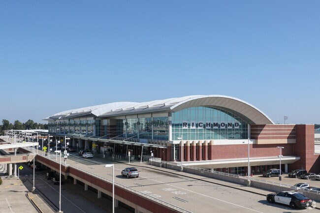 A 75-mile trip from Ivy Farms connects travelers to Richmond International Airport.