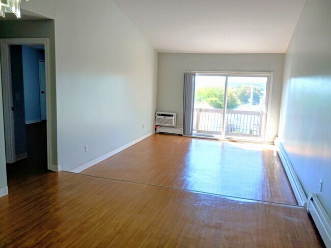 1701 Smith St unit 1701 Smith Unit 302, North Providence, RI 02911 - photo 4