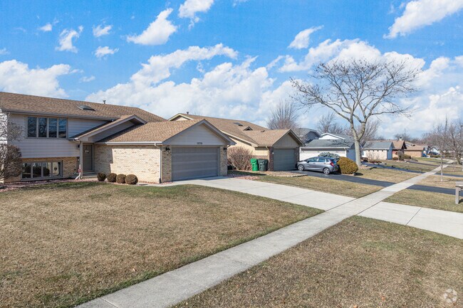 Homes in Homer Glen keep well maintained lawns.