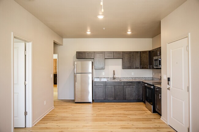 1500s & 1600s, 2 BR, 2 BA 860SF