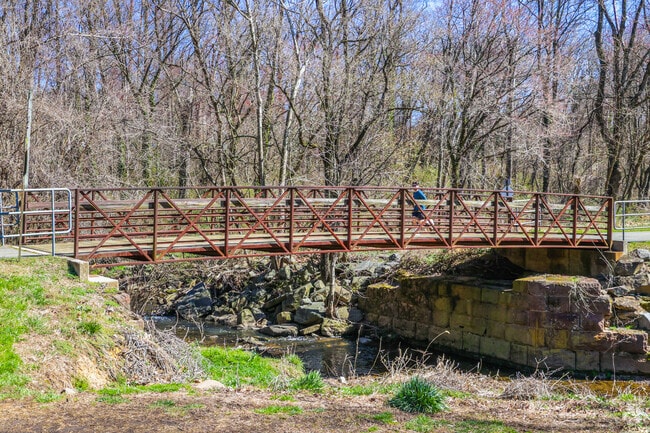 Have a nice run on the Four Mile Run Trail near Highland Park-Overlee Knolls.