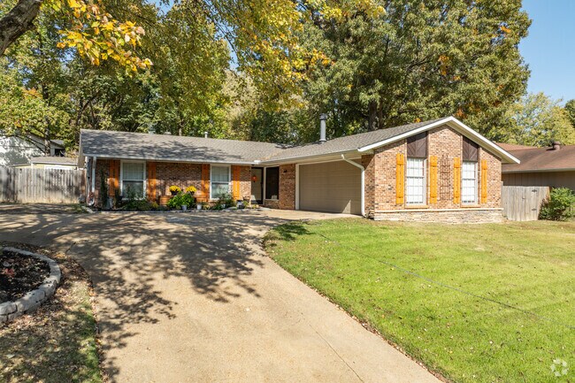 Briarwood is situated on Crowley's Ridge, giving the neighborhood rolling hills.