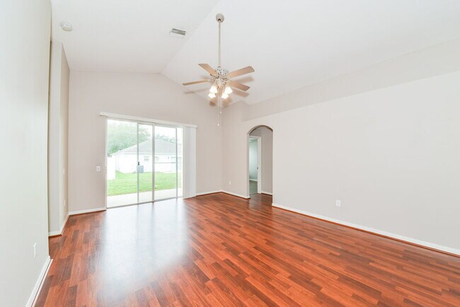 12817 Kings Lake Dr, Gibsonton, FL 33534 - photo 4