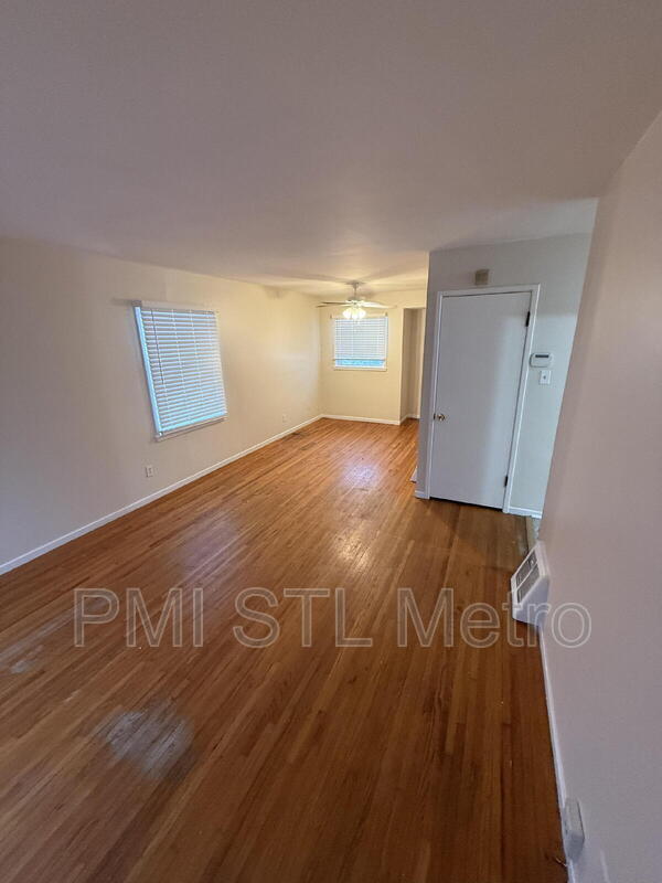 10327 Renfrew Dr, Saint Louis, MO 63137 - photo 2