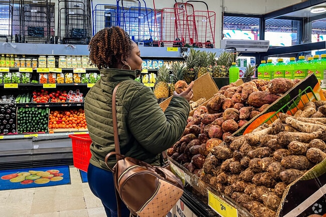 Super Fresh supermarket has plenty of fresh produce to choose from in Weequahic, NJ.