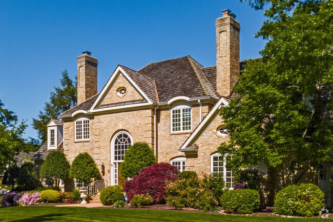 Grand, traditional homes in the residential areas of Mt. Vernon are a sight to see.