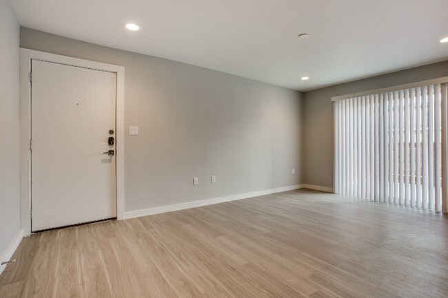 3328 Cedarplaza Ln unit 222, Dallas, TX 75235 - photo 2