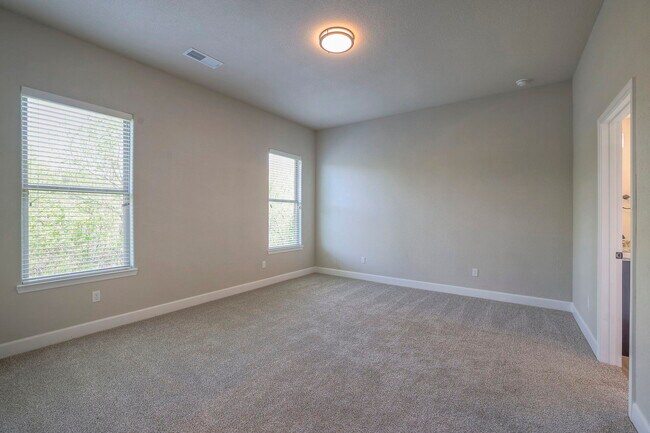 8520 Pickering St, Lenexa, KS 66227 - photo 5