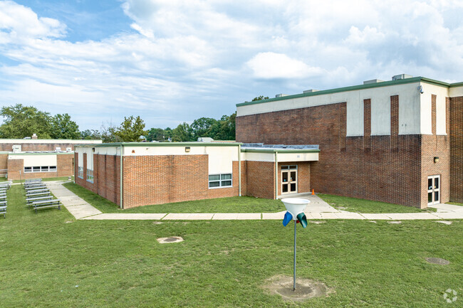 Robert B. Jaggard Elementary School has outdoor tables students can eat lunch at.