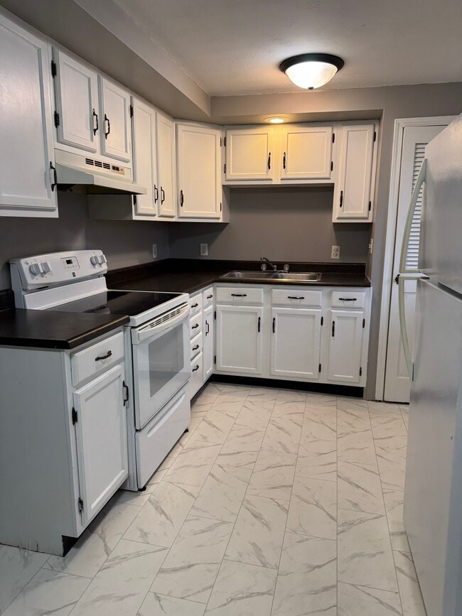 304 E Mefford St unit 304A E Mefford St, Robinson, IL 62454 - photo 2