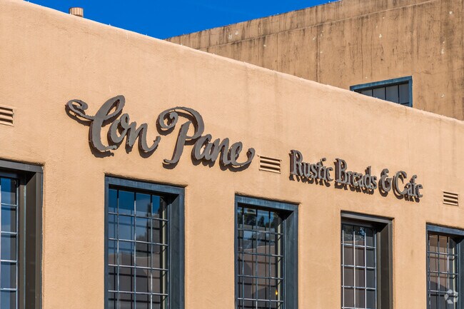 Con Pane is known for its fresh bread and delicious sandwiches near Loma Prtal.