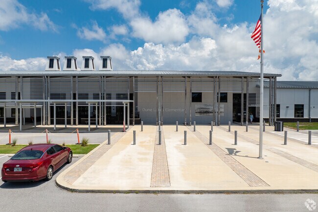 Dune Lakes Elementary School offers education to students from Kindergarden to 5th grade.