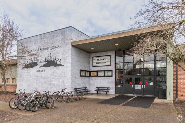 The Molalla River School District serves students from K-12.