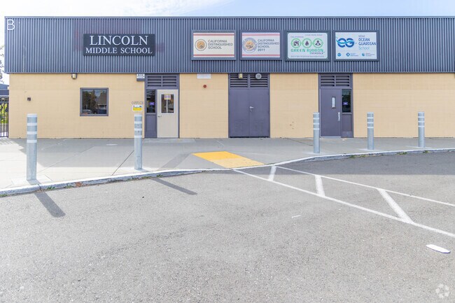 Student equity is very high at Lincoln Middle School in Alameda at 8 out of 10.