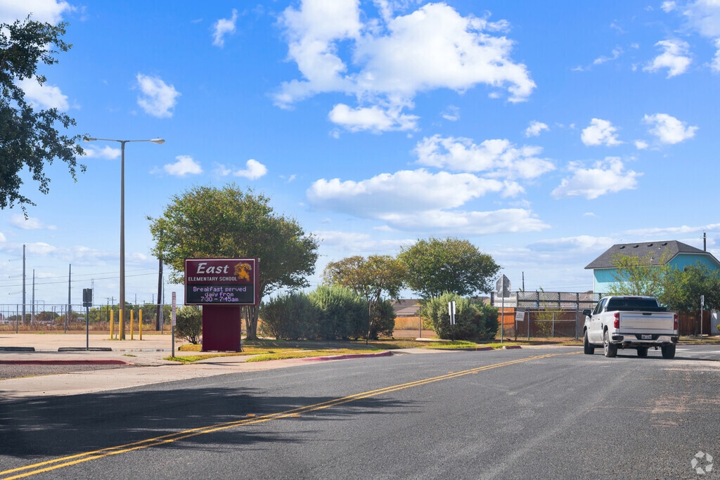 The school offers a variety of academic programs in Calallen.
